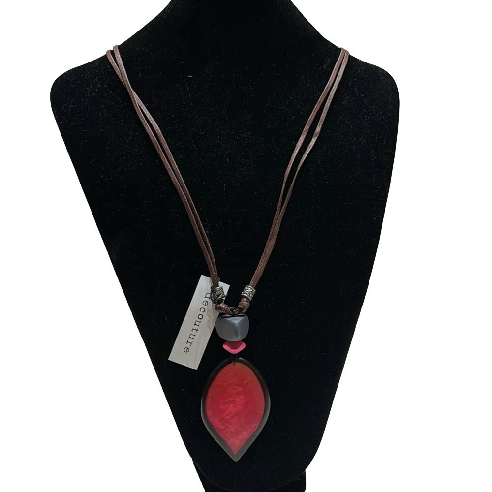 NWT decouture Adjustable Drop Leaf Pendant Necklace